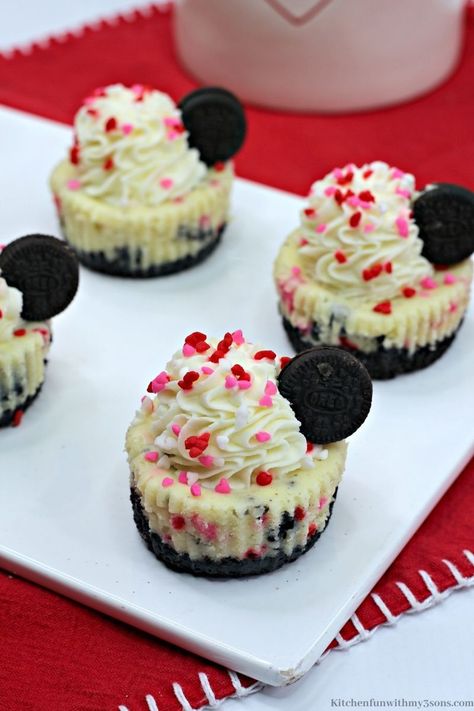 We bring in a New Year with hopes, goals, and love. This can be a love you have had for a while or new love. Either way, I have a wonderful recipe you can share with your loved ones as we come up to Valentine's Day. This Valentine's Day Oreo Cheesecakes recipe will be a delicious dessert that may make you fall in love. Valentine Cheesecake, Oreo Cheesecake Recipes, Hostess Cupcakes, Cheesecake Bites Recipe, Homemade Frosting, Chocolate Oreos, Cheesecake Bites, Cupcake Pan, Oreo Cheesecake