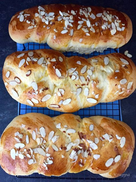 Tsoureki (Τσουρέκι) - Mia Kouppa, Traditional Greek recipes and more Tsoureki Recipe, Greek Easter Recipes, Greek Easter Bread, Greek Bread, Easter Bread Recipe, Greek Sweets, Greek Easter, Greek Desserts, Easter Bread