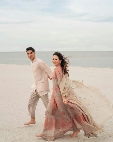 Prewedding Simple, Bali Poses, Beach Prewedding, Prewed Jawa, Prewed Casual, Bali Couple, Prewedding Bali, Ide Prewedding, Wedding Photoshoot Beach