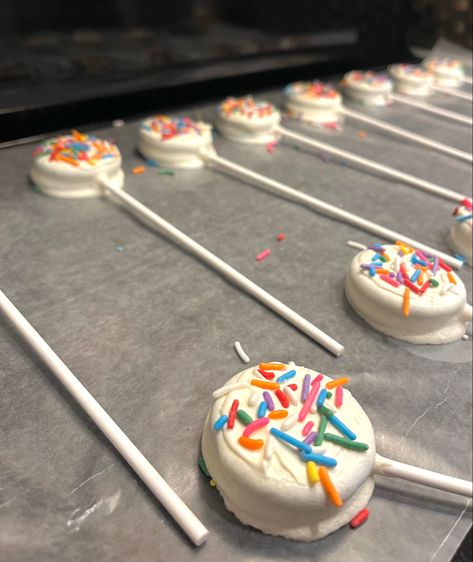 rainbow oreo pops for a special birthday!! #rainbow #rainbowbirthday #oreos #pops #birthday #sweettreat Rainbow Oreos, Cake Kids, Oreo Pops, Rainbow Birthday, Birthday Cake Kids, Special Birthday, Kids Cake, Oreo, Sweet Treats