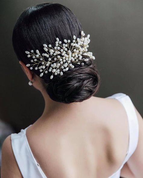 Bridal Hair Bun With Hair Piece, Bridal Hairpiece With Veil, Wedding Dress Frame, Bride Hair Down, Pearl Hair Piece, Natural Wedding Hairstyles, Black Ponytail Hairstyles, Bridal Hair Buns, Bridal Hair Inspiration