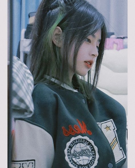 Werewolf Haircut, Cyberpunk Hairstyles, Justina Xie, Boyish Girl, Dyed Hair Inspiration, Blonde Hair Looks, Shot Hair Styles, Our Secret, Quick Outfits