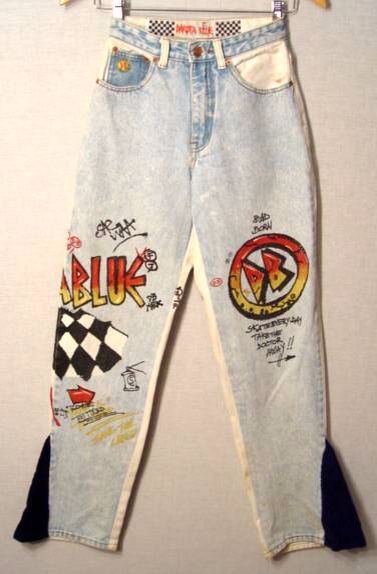 Just take some sharpies to an old pair of jeans! Sharpie Pants, Painted Khaki Pants, Sharpie Jeans Grunge, Bandana Pants Jeans, Painted Pants Idea Grunge, Goth Patch Pants, Alter Clothing, Clothes Art, Summer Projects