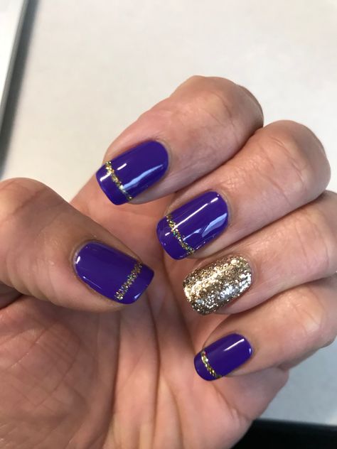 Uw Huskies Nails, Ravens Nails Baltimore, Mn Vikings Nails, Minnesota Vikings Nails, Football Nail Ideas, Dark Purple And Gold Nails, Purple And Gold Nails Designs, Lsu Nails, Ravens Nails