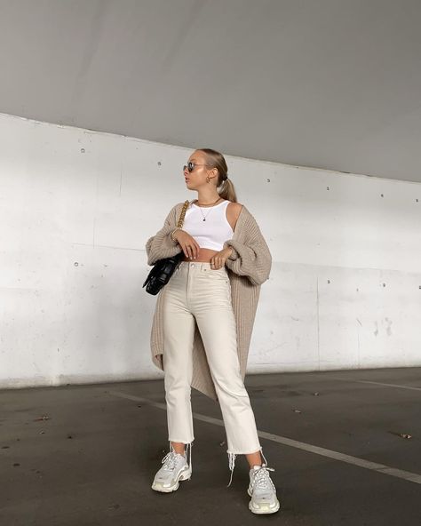 Beige Mom Jeans Outfit, Beige Mom Jeans, Sand Jeans Outfit, Cream Jeans Outfit, Jean Beige, Outfits Primavera, Cream Jeans, Mom Jeans Outfit, Outfit Primavera