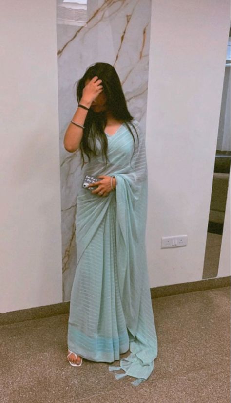 Sarees For Girls, Saree Wearing Styles, Fancy Sarees Party Wear, Saree Poses, Desi Fashion Casual, Simple Sarees, Stylish Photo Pose, Saree Trends, Classy Photography