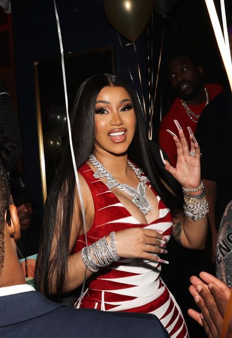 Cardi B Instagram, Hennessy Carolina, Cardi B Pics, B Fashion, Female Rappers, Fashion Night, Baddie Outfits Casual, Pretty Selfies, Cardi B