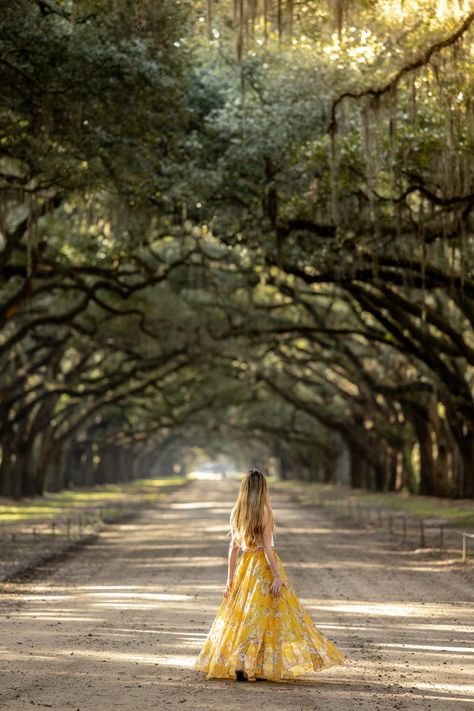 Planning a vacation in Savannah Georgia? This Savannah itinerary covers the best things to do in 2 or 3 days for a perfect long weekend in Savannah. Explore Savannah's Historic District, the Riverfront, Forsyth Park, Savannah travel tips, best restaurants and more! Savannah Georgia | Savannah Georgia travel | Savannah Georgia weekend itinerary | Savannah 3 day itinerary | beautiful destinations | east coast USA | Savannah Georgia things to do | Tybee Island | things to do in Savannah Georgia Savannah Georgia Outfit, Georgia Itinerary, Samantha Photo, Forsyth Park Savannah, Savannah Georgia Travel, Savannah Historic District, Tybee Island Georgia, Visit Savannah, Forsyth Park