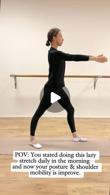 Elena | movement specialist on Instagram: "POSTURE | SHOULDER MOBILITY  Try this stretch to improve your shoulder mobility & your posture.  Go for 8 reps each exercise, but daily!  Let me know how you feel after two weeks doing this movement. Deal?   #movement #move #mobility #mobiliteit #mobiliteitstraining #mobiliteitvooriedereen #shoulders #shoulderstability #shouldersworkout #posture #postureexercises #houding #rug" Mobility Shoulder, Pilates Mobility, Shoulder Mobility, Shoulder Mobility Stretches, Increase Shoulder Mobility, Shoulder Mobility Exercises, Posture Exercises, Lower Back Exercises, Back Exercises