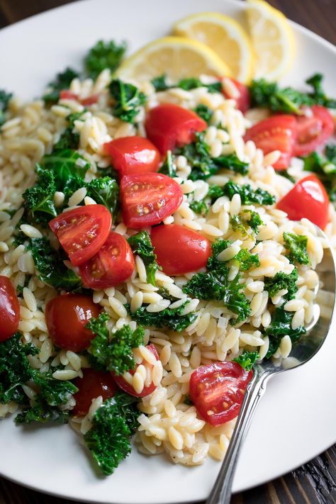 Looking for a side dish for dinner? Whip up this Parmesan-kissed Lemon Orzo with kale and cherry tomatoes. This vegetarian side is fresh and flavorful! Orzo Dishes, Greek Orzo Salad, Cherry Tomato Recipes, Lemon Orzo, Orzo Pasta Salad, Orzo Recipes, Vegetarian Sides, Orzo Salad, Kale Recipes