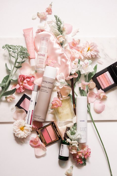 summer-beauty-edit-Barely-There-Beauty-blog-flatlay-photography Party Make-up, Make Up Cosmetics, Beauty Dish, Cosmetics Photography, Beauty Products Photography, Flat Lay Photography, Blogger Tips, Beauty Must Haves, Makeup Photography