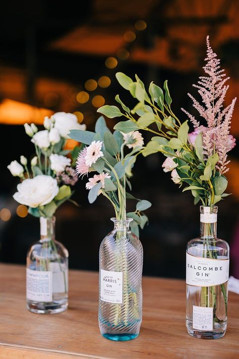 Gin Bottle Centrepiece, Bottle Flower Arrangements, Table Jars, Bottle Vases Wedding, Boho Chic Wedding Decor, Bottle Fairy Lights, Hens Party Themes, Bottle Flowers, Bottle Centerpieces