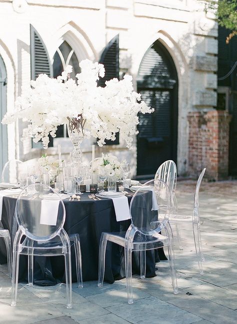 Do not miss this incredible classy black and white inspired wedding editorial at William Aiken House in Charleston, South Carolina. Click here to see more on our blog today! #charleston #wedding #southcarolina #photographer #planner #blackandwhite Modern Glam Wedding, Charleston South Carolina Wedding, White Weddings Reception, Black And White Wedding Theme, William Aiken House, White Wedding Decorations, White Wedding Theme, All White Party, All White Wedding