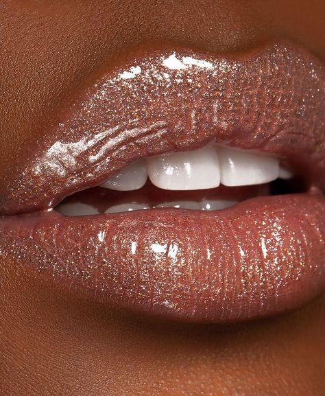 Rose Gold Branding, Apply Lip Gloss, Natural Makeup Tips, Lipstick Tutorial, Baobab Oil, Shiny Lips, Lip Gloss Colors, Lip Exfoliator, Lipstick Brands