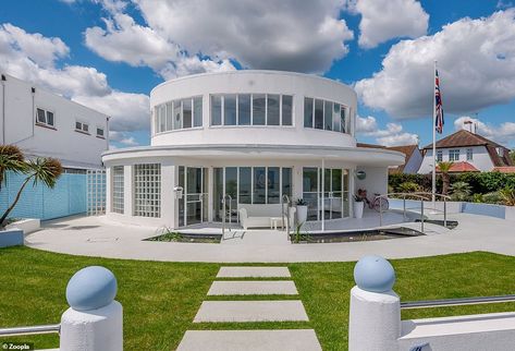 The Frinton art deco Round House that brings Miami Beach to Essex Circular House Design, Circular House, Art Deco Houses, Eclectic House, Unique Beach, Art Deco Home, Round House, House Blueprints, Bedroom Art