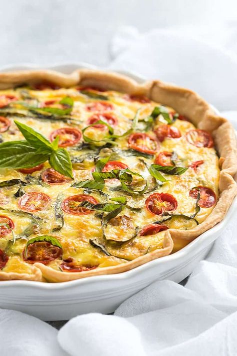 Quiche Recipes Breakfast, Caprese Quiche, Graduation Brunch, Vegetable Quiche, Quiche Recipes Easy, Diner Recept, Quiche Recipes, Recipes Breakfast, Breakfast Brunch Recipes