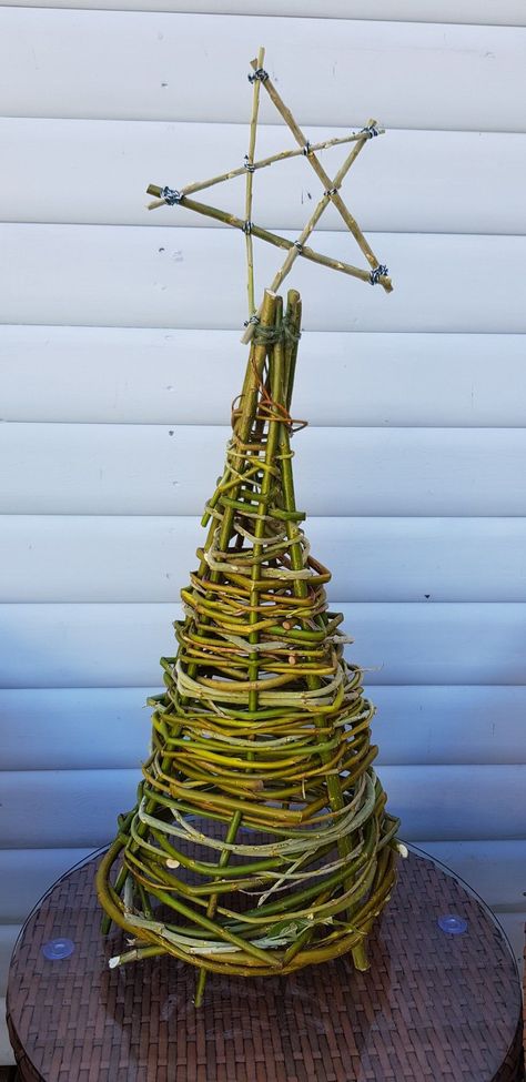 Recycled Decorations, Willow Christmas Tree, Tree Branch Crafts, Willow Art, Recycled Decor, Weeping Willow Tree, Willow Weaving, Homemade Christmas Decorations, Advent Calenders