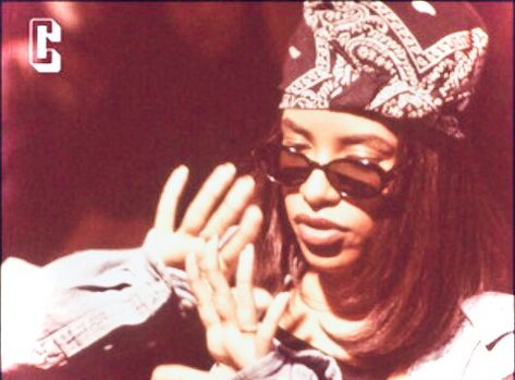 Chica Hip Hop, Aaliyah Aesthetic, Chica Chola, Aaliyah Pictures, Aaliyah Style, Aaliyah Haughton, 90s Hip Hop Fashion, 90s Hip Hop, 90s Aesthetic