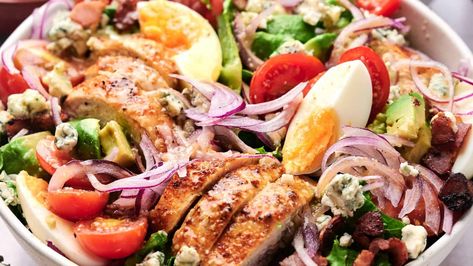 Cobb Salad Ingredients, Classic Cobb Salad, Cobb Salad Recipe, Seven Layer Salad, Pecan Chicken Salads, Pizza Salad, Pecan Chicken, Layered Salad, Main Dish Salads