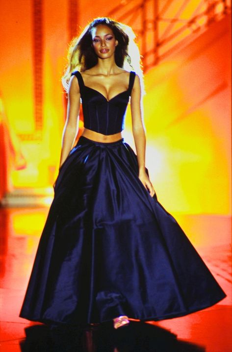 Catwalk Supermodel Brandi Quinones, Runway Gowns, Versace Runway, High Fashion Runway, Catwalk Models, 90s Runway, 90s Runway Fashion, Runway Fashion Couture, Versace Couture