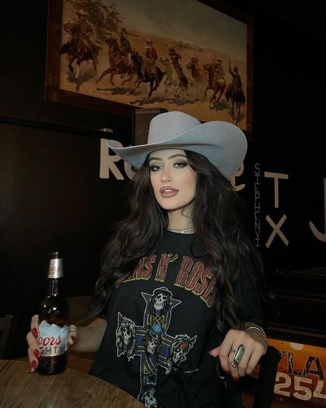 Western Grunge Photoshoot, Edgy Cowgirl, Emo Cowgirl Outfits, Gothic Cowgirl Aesthetic, Cool Cowgirl, Brunette Cowgirl, Country Grunge, Emo Cowgirl Aesthetic, Goth Country