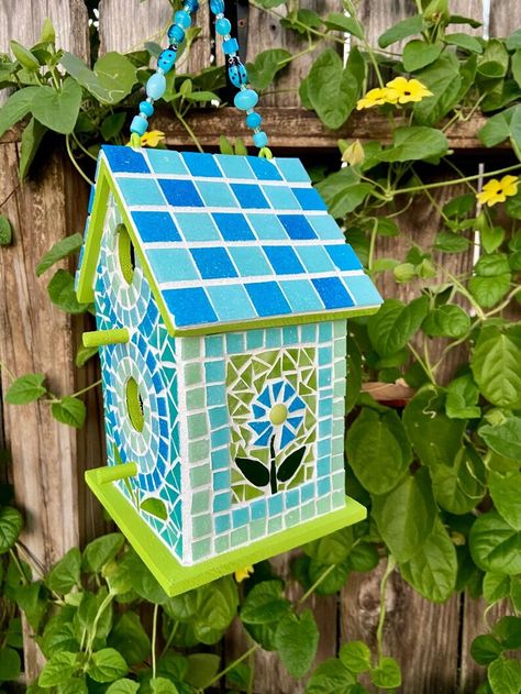 Stained Glass Mosaic Birdhouse Beach Flowers Garden and Yard - Etsy Mosaic Fairy House, Mosaic Garden Ideas, Mosaic Birdhouse, Pink Stained Glass, Mosaic Birdbath, Wood Birdhouses, Mosaic Garden Art, Mosaic Birds, Beach Flowers