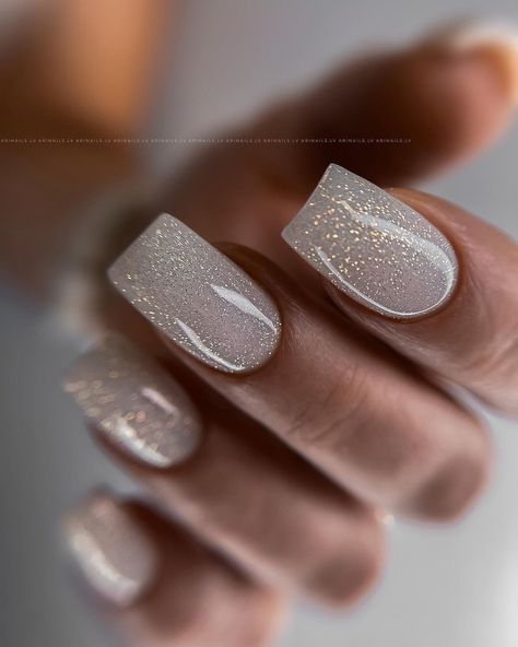 Nye Nails Glitter, Nye Nails Dip, Chrome Sparkle Nails, Winter Gel Nail Colors, Neutral Colored Nails, Nye Nails 2022, Nye Nails Short, Nye Nails, Winter Manicure