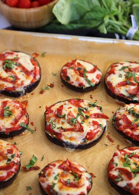 Recipes For Dinner Party, Eggplant Pizza, Gf Dinner, Eggplant Pizzas, Fruit Pizza Recipe, Healthy Thanksgiving Recipes, Pizza Recipes Easy, Healthy Thanksgiving, Pizza Bites