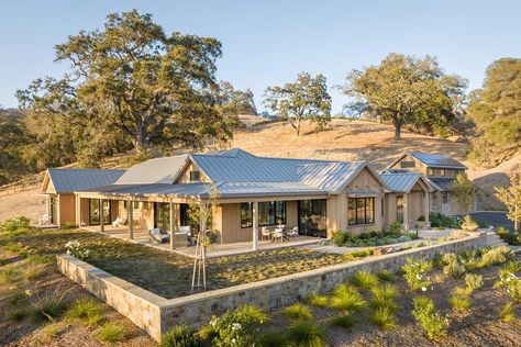 Wooden Valley Vineyard Home – Polsky Perlstein Architects Arizona Cabin, Vineyard Home, Western House, Rural Houses, Cedar Cabin, Vineyard House, House Extension Plans, India House, Butterfly Roof