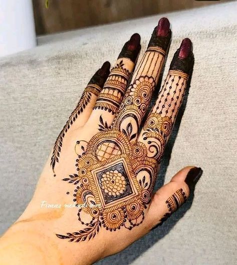 Finger Mehendi Designs: Simple Arabic 🌿✨ Discover the beauty of simple Arabic mehndi designs that add elegance to any occasion! Perfect for Eid, weddings, or special celebrations, these finger mehndi designs feature intricate patterns that are easy to apply. Whether you're a beginner or an experienced artist, these mehndi designs will inspire your creativity. Embrace the unique charm of Arabic henna and adorn your hands with stunning simplicity.  #ArabicMehndi #FingerMehndiDesign #SimpleMehndi #HennaArt #BeautifulMehndi #EasyMehndiDesigns #IndianMehndi #BridalMehndiDesign #MehndiDesigns #EidCelebration Outer Hand Mehndi Designs, Finger Mehendi Designs, Flower Mehndi, Short Mehndi Design, Finger Mehndi, Unique Henna, Mehedi Design, Front Mehndi Design, Hand Mehndi Designs