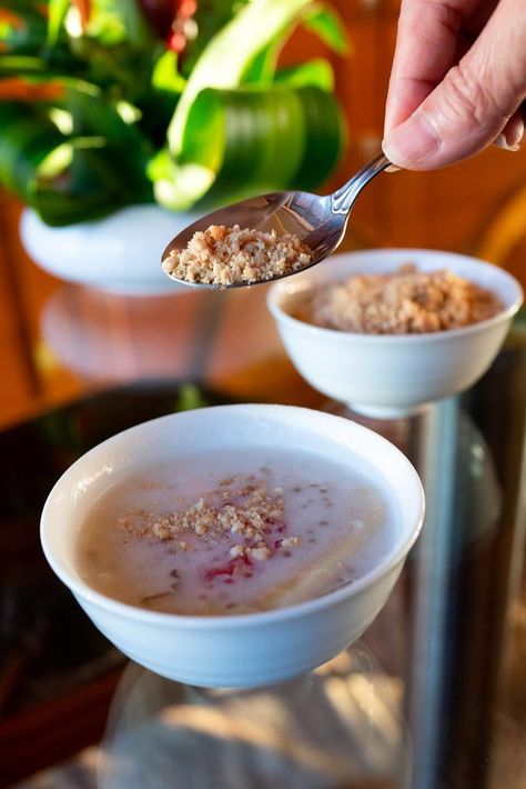 Banana Tapioca (Che Chuoi) - Onolicious Hawaiʻi Hawaii Recipes, Vietnamese Desserts, Coconut Milk Uses, Banana Uses, Vietnamese Dessert, Sweet Soup, Rice Cooker Recipes, Tasty Meatballs, Hawaii Food