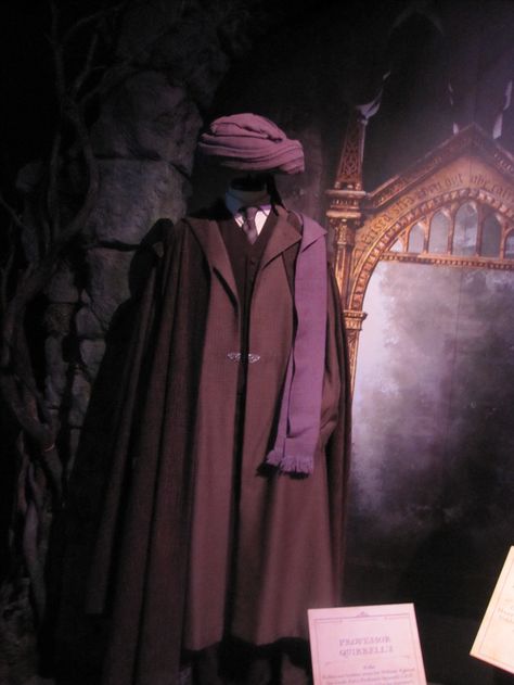 All sizes | the real professor Quirrell costume in the movie | Flickr - Photo Sharing! Professor Quirrell Costume, Professor Quirrell, Harry Potter Musical, Daniel Harry Potter, Ian Hart, Female Wizard, Harry Potter Professors, Harry Potter Halloween Costumes, Wizard Robes