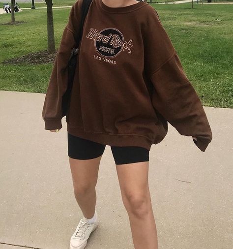 Crewneck Biker Shorts Outfit, Oversized Sweatshirt Outfit, Oversized Hoodie Outfit, Oversized Black T Shirt, Outfit Bar, Big Hoodies, Modern Tops, Band Hoodies, Biker Shirts