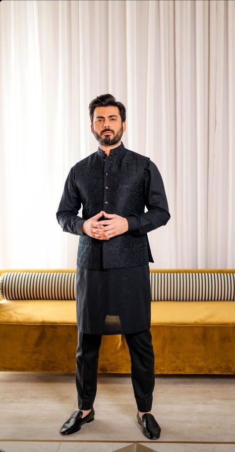 Shalwar Kameez Poses Men, Kurta Waistcoat Men, Pakistani Pathani Suit For Men, Waistcoat Men Wedding, Indian Wedding Suits Men, Grooms Outfit, Brother Wedding, Shalwar Kameez Pakistani, Man Dress Design