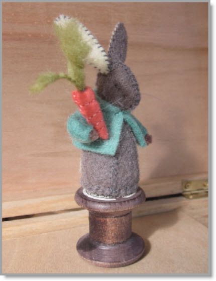 Cotton Reel Rabbit - An empty wooden spool for cotton thread with added felt Rabbit with carrot pincushion - click thru for more Easter Bunny Pattern, Spool Crafts, Wool Felt Projects, Felt Bunny, Bunny Pattern, Penny Rugs, Wool Projects, Felt Patterns, Wool Crafts