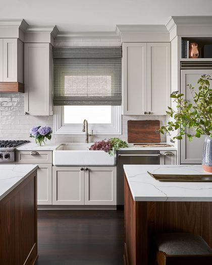 20 Cream-Colored Cabinet Ideas for a Unique Kitchen Gray Tile Floors, Cream And Grey Kitchen, Cream Cabinet, Cream Colored Cabinets, Cream Kitchen Cabinets, Gray Tile, Cream Cabinets, Grey Floor, Kitchen Styles