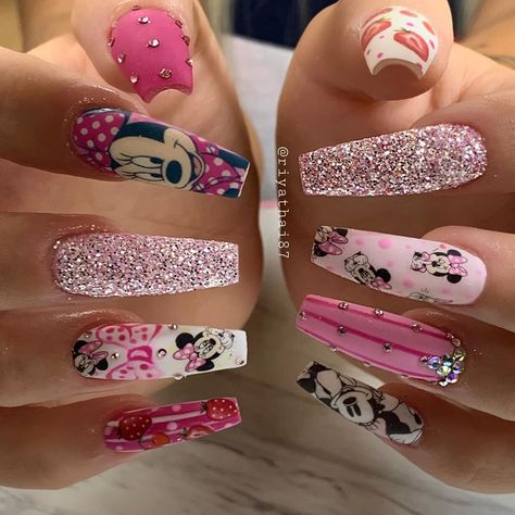 5,485 Me gusta, 61 comentarios - Riya's Nail Salon💅🏻 (@riyathai87) en Instagram: "#minniemouse Theme for her cutie birthday party 🥳💅🏻 💕💕🎀 🎀 🎀  u can achieve this look by using some…" Disneyland Nails, Disney Acrylic Nails, Minnie Mouse Nails, Gel Nails French, Mickey Nails, Neon Acrylic Nails, Glow Nails, Disney Nails, Nail Designs Glitter