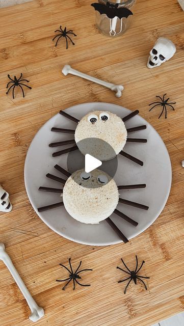 Belén Solans on Instagram: "SNACK FACILÍSIMO DE HALLOWEEN 🕷️🍫

Hola hola 👋 cómo estás ? Esta semana es más corta de lo habitual así que mucho ánimo !!!!

🕷️hoy me paso rápido por aquí pero os quería dejar esta idea de snack de Halloween súper fácil… no lleva más de 5 minutos prepararlo🤣 y no hay más misterio que el que veis en el vídeo!!!! Es una idea para ponerles de almuerzo o de merienda un día de estos para celebrar Halloween… seguro que les encanta 😻 

‼️podéis hacerlo en versión salado con palitos sin cocho y con pavo, jamón, embutido… dentro🤪

Por aquí es que somos muy lamineros 🍫😋

Espero que os sirva y si os animáis a hacerla, me encantará verla 🙃

Hasta mañana 🖤🌈

#snack #snackshalloween #recetas #recetasfaciles #recetasfacilesyrapidas #recetasparaniños #halloween #ha Halloween, On Instagram