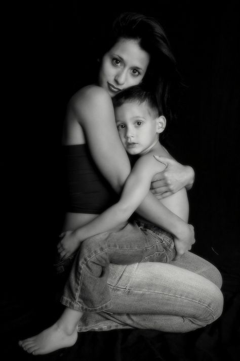 Mother Son Pictures, Mommy Son Pictures, Mommy Daughter Photography, Mom Daughter Photos, Mother Son Photos, Son Photo Ideas, Studio Family Portraits, Family Photo Studio, Mother Baby Photography