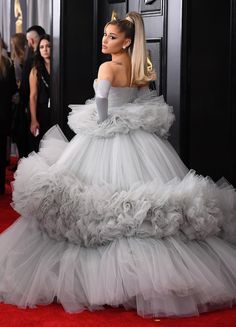 Ariana Grande Grammys 2020 Umer Farooq, Ariana Grande Grammys, Ariana Gr, Grammys 2020, Met Gala Dresses, Seat Belts, Prom Photos, Looks Street Style, Maquillage Halloween