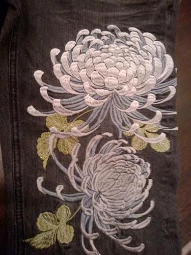 Chrysanthemum Embroidery, Japanese Chrysanthemum, Embroidery Kimono, Chinese Embroidery, Sashiko Embroidery, Japanese Embroidery, Holly Hobbie, Art Japonais, Sewing Embroidery Designs