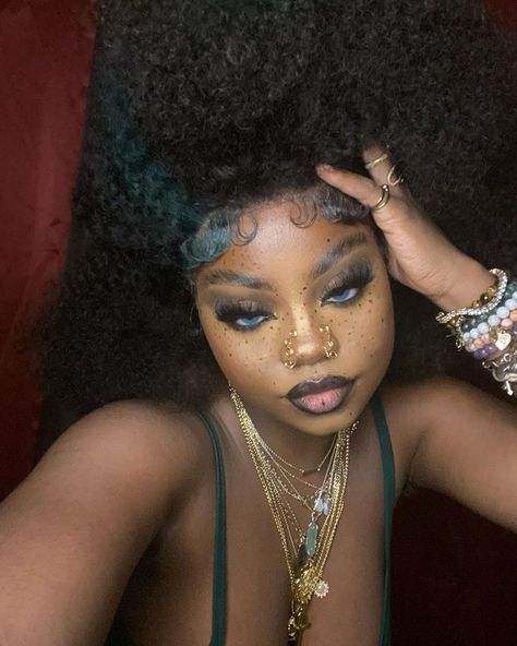 Earthy Aesthetic Makeup, Earthy Girl Makeup Black Women, Earthy Black Woman Makeup, Earthy Makeup Looks Black Women, Earthy Makeup Looks, Earthy Makeup, Blue Contact Lenses, Female References, Face Beat