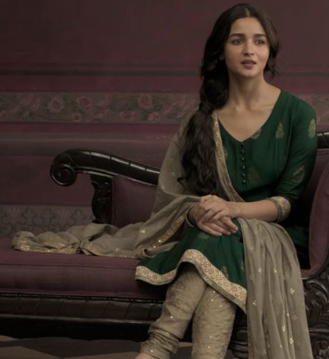 Kalank Alia Bhatt Dress, Aesthetic Types List, Desi Wedding Dresses, Celebrity Makeup Looks, Bollywood Photos, Bollywood Outfits, Desi Fashion Casual, Indian Photoshoot, Vintage Bollywood