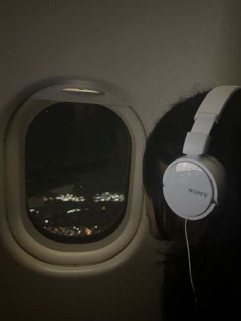 Aeroplane Aesthetic, Headphones Pfp, Travel Headphones, Airplane Icon, Travel Instagram Ideas, Paris Travel Photography, Plane Photos, Airport Pictures, Airport Aesthetic