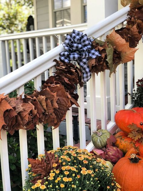 Seasonal frugal fall home decor on a budget. Learn how to make leaf garland using foraged leaves from your yard for this beautiful fall home decor DIY. Gather the family, gather leaves and some yarn and a couple of yarn needles to create this easy fall decor! Fall Home Decor Diy, Fall Flower Pots, Easy Diy Fall Decor, Cheap Fall Decor, Easy Fall Decor, Fall Garland, Diy Lanterns, Quick Diy, Fall Crafts Diy