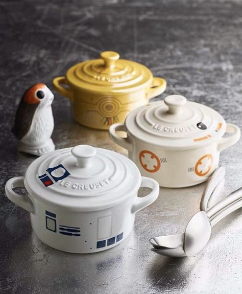 Le Creuset Bakeware, China Ceramics, Le Creuset Kitchen, Le Creuset Cast Iron, Le Creuset Cookware, Crazy House, Diy Kitchen Decor, Tidy Kitchen, Kitchen Shop