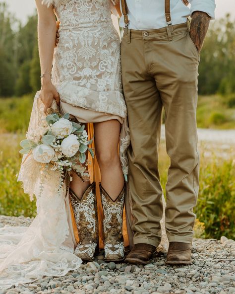 Mountain wedding boots Wedding Jeans And Boots, Western Wedding Poses, Western Wedding Photo Ideas, Western Elopement, Wedding Cowboy Boots, Boots Wedding, Country Wedding Photos, Bride Pictures, Wedding Country