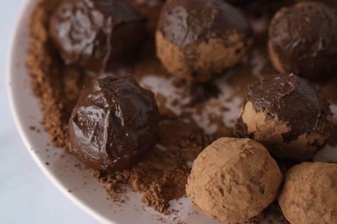 Renana's Kitchen - Tahini Truffles Recipe Parve Desserts, Purim Recipe, Hamantaschen Recipe, Vegan Chocolate Truffles, Chocolate Tahini, Bon Bons Recipe, Truffle Recipes, Best Vegan Desserts, Truffles Recipe