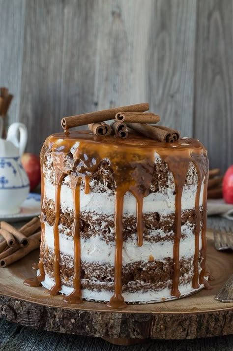 This apple spice cake with caramel drizzle is the best naked cake for fall! With applesauce in the batter, it’s moist and delicious! Thanksgiving Desserts Apple, Apple Spice Cake, Cake With Caramel, Plats Healthy, Mini Torte, Thanksgiving Cakes, Caramel Drizzle, Apple Spice