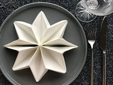 DIY: Fold dine servietter som søde stjerner | ISABELLAS Christmas Napkin Folding Ideas, Diy Napkin Folding, Christmas Tree Napkin Fold, Napkin Folding Tutorial, Napkin Folding Ideas, Christmas Napkin Folding, Paper Napkin Folding, Creative Napkins, Folding Ideas